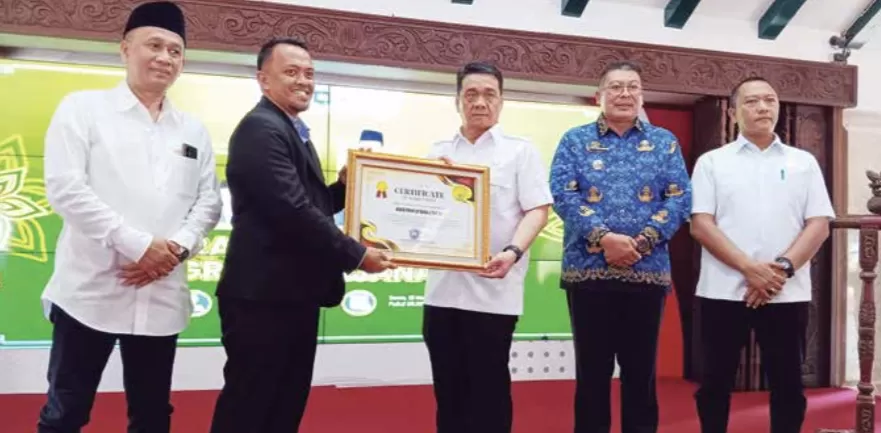 KERJA SAMA: Plt Bupati Malang Didik Gatot Subroto (dua dari kanan) mendampingi Wakil Mendes-PDTT RI Ahmad Riza Patria (tengah) di sela peluncuran program Sarjana Desa di Pendapa Agung Kabupaten Malang (INDAH MEI YUNITA/RADAR MALANG)